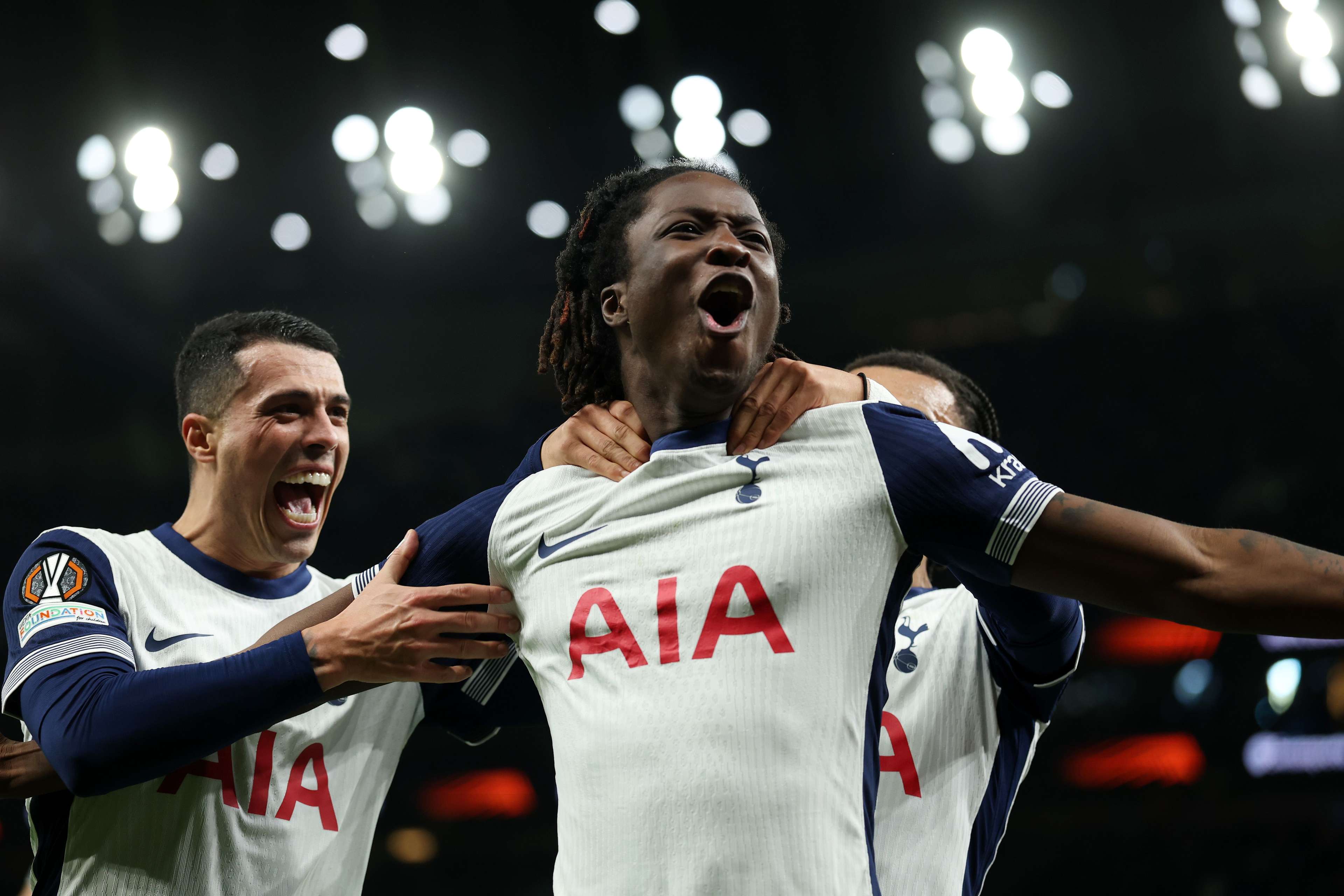 更是凭借世 更是凭借世