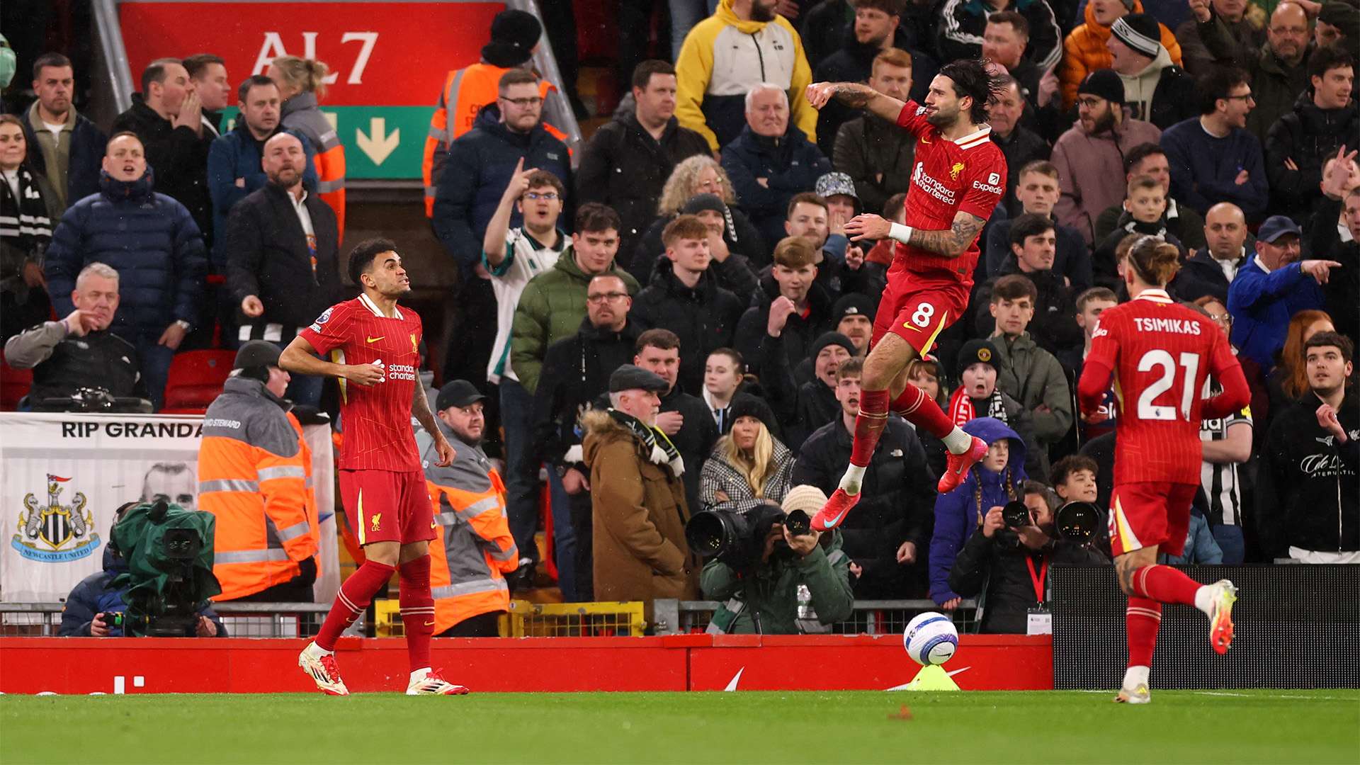 借助足球嘲 借助足球嘲